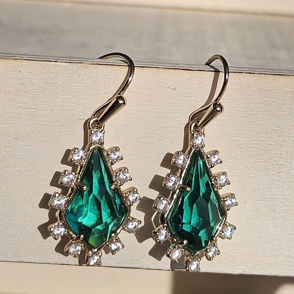 Kendra Scott Juniper Earrings in Clear Emerald and Gold - Picture 8 of 8